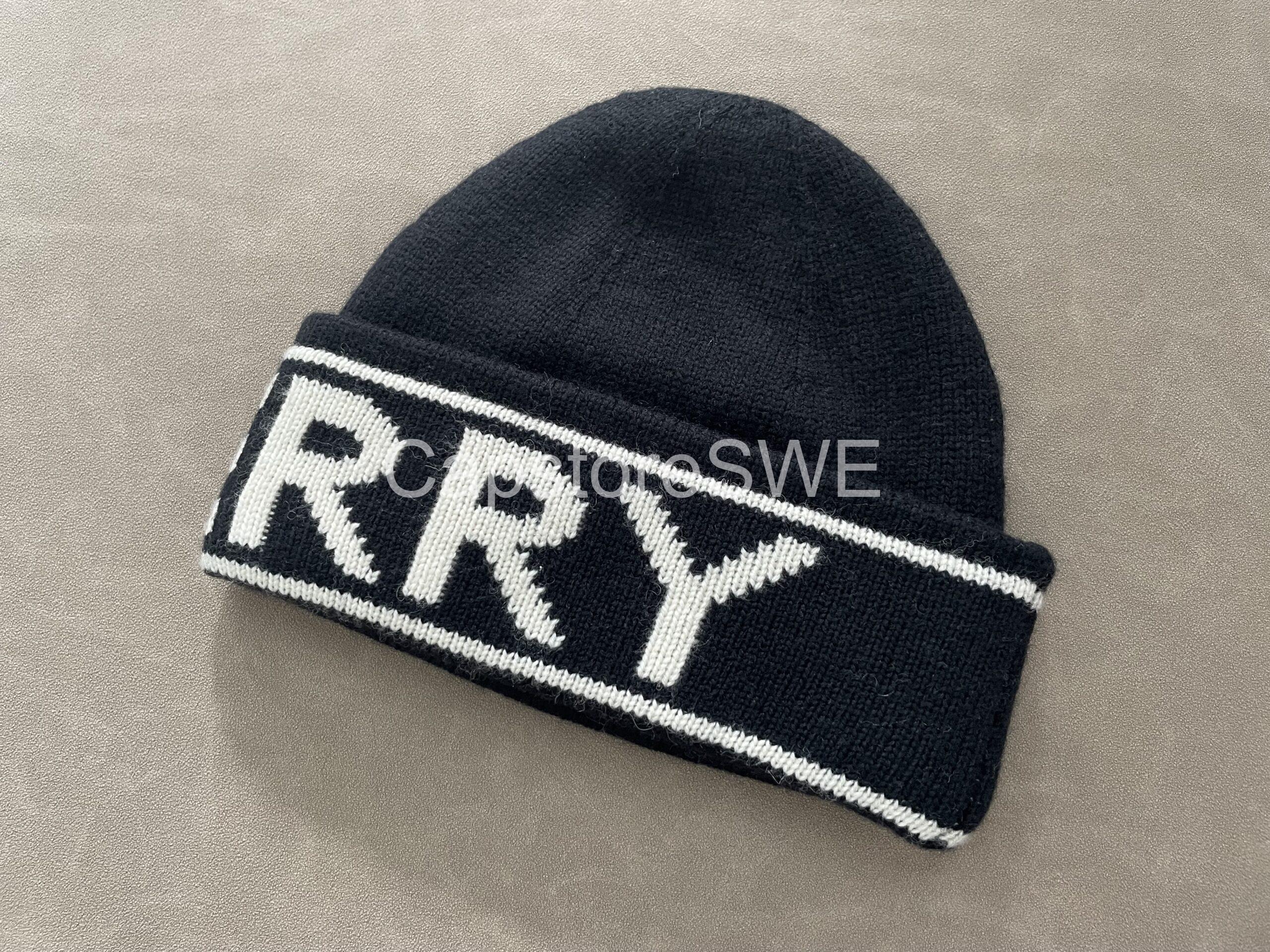 burberry logo knit beanie – black & beige burberry logo knit beanie – black & beige